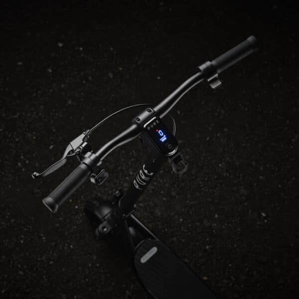 pure-electric-air5-pro-plus-suspension-zwart-stuur