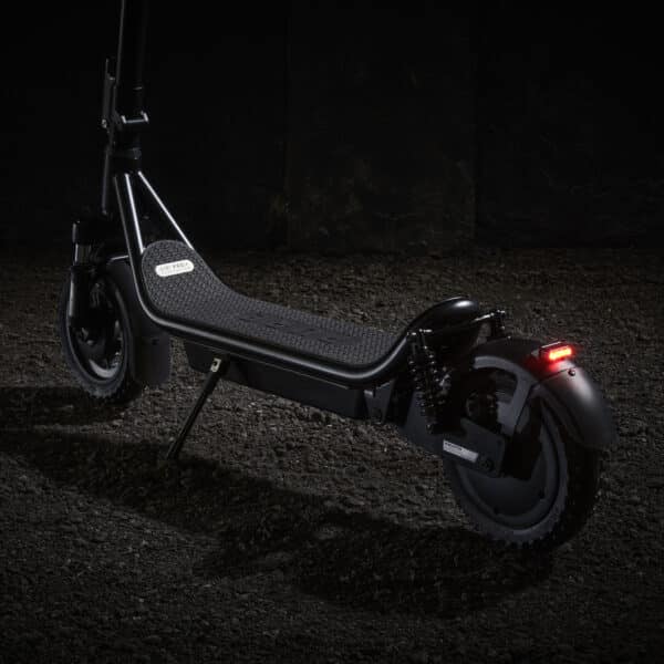 pure-electric-air5-pro-plus-suspension-zwart-achteraanzicht