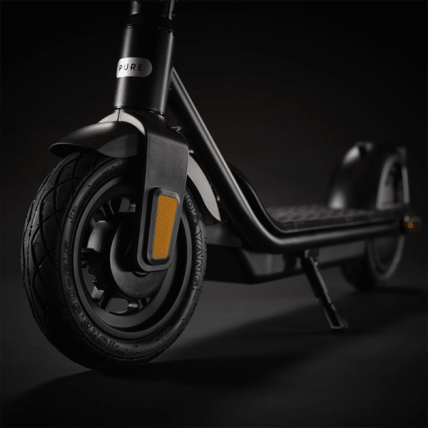 pure-electric-air5-zwart-voorwiel