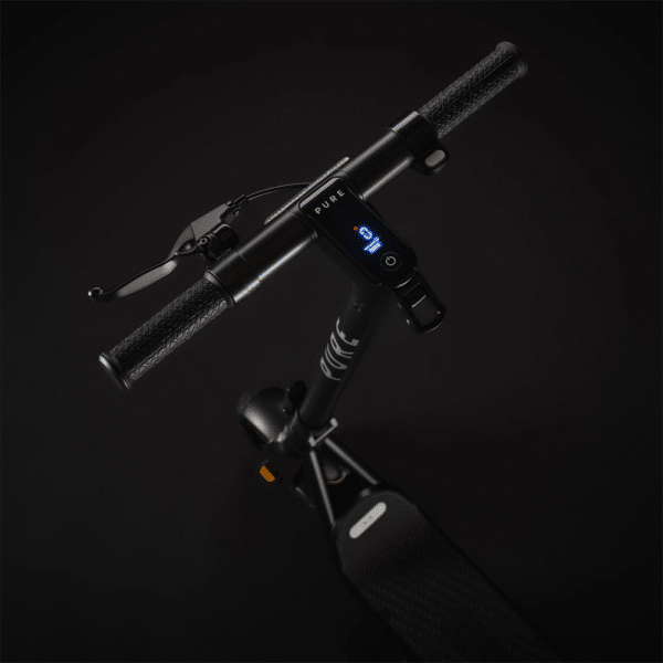 pure-electric-air5-zwart-details-stuur