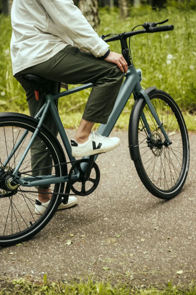 Remmen en versnellingen check tijdens jaarlijkse Tenways e-bike onderhoudsbeurt bij MOEVS